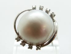 An 18ct white gold ring set with a Mabé pearl and diamonds, size P, 9.