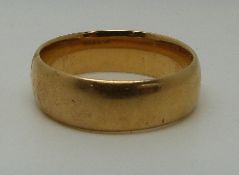 A 22ct gold wedding ring, 5.