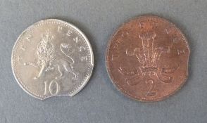 Two UK decimal coin mis-strikes comprising 1989 2p and 1992 5p