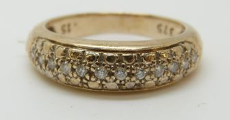 A 9ct gold ring set with diamonds, 3.