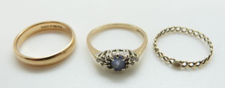 Three rings including a 9ct gold wedding band (3.