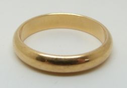 An 18ct gold wedding ring, 8.