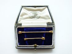 A pair of 15ct gold safety pins in original Goldsmiths & Silversmiths Company box, 7.