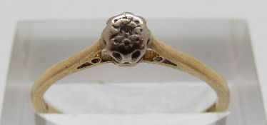 An 18ct gold ring set with a diamond, size O, 1.