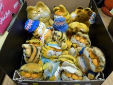 Fifteen vintage Garfield soft toys, all with separate eyes, including one holding 'Pooky', chef,