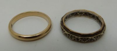 A 9ct gold wedding band (2.