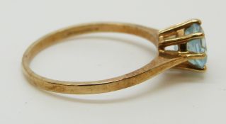 A 9ct gold ring set with a zircon, size Q, 2.
