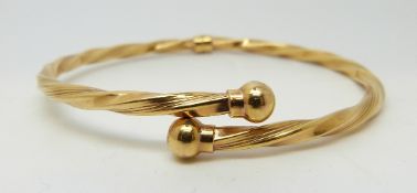 A 9ct gold twisted bangle with hinged section, 4.