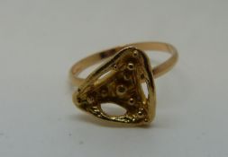 An 18ct gold ring with a pierced triangular design, 3.
