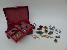 A collection of jewellery to include a Victorian silver ring set with moss agate,