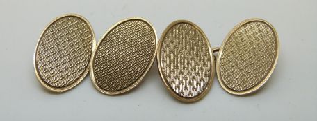 A pair of 9ct gold cufflinks with engine turned decoration, 5.