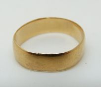 An 18ct gold wedding band,