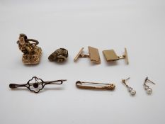 A pair of yellow metal cufflinks (9.