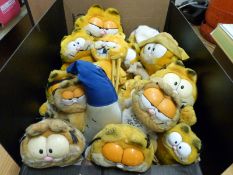 Fourteen vintage Garfield soft toys to include snowboarder, Easter bunny,
