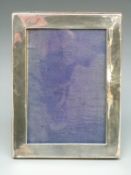An Edward VII hallmarked silver photograph frame to suit 6 x 4 inch photograph,