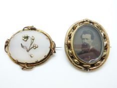 A Victorian brooch set with agate,