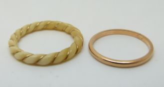 A yellow metal ring (1.