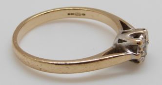 A 9ct gold ring set with a diamond in a platinum setting (size L)