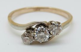 An 18ct gold ring set with three diamonds in a platinum setting, 1.