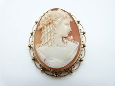 A 9ct gold brooch set with a cameo depicting a lady