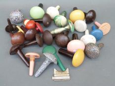 Approximately 25 bakelite, plastic,