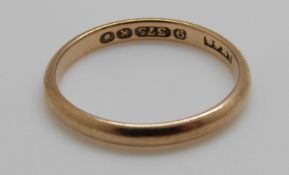 A 9ct gold wedding band, 1.