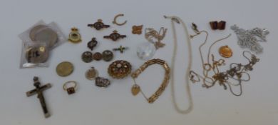 A collection of 9ct gold to include gate bracelet, two chains, and fob fob (13.