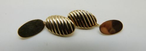 A pair of 9ct gold cufflinks, 3.