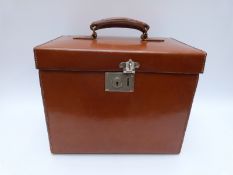 A vintage leather hat box / case 35 x 28 x 23cm
