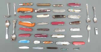 A quantity of folding knives,