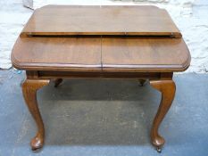 A Victorian / early 20thC oak extending dining table with extra leaf, minimum lenght 94cm,