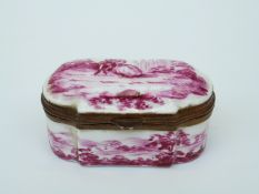 An early 19thC snuff box with crossed swords mark to base,