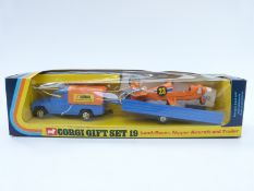 Corgi Toys diecast model Land-Rover, Nipper Aircraft and Trailer Corgi Flying Set Gift Set 19,