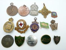 A quantity of military and other badges including 1915 war service badge numbered 5062,