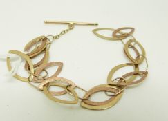 A 9ct gold bracelet made up of oval links, 5.