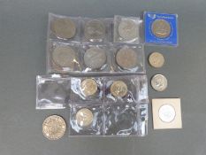A quantity of modern crowns and two pound coins, Tercentenary 1989,
