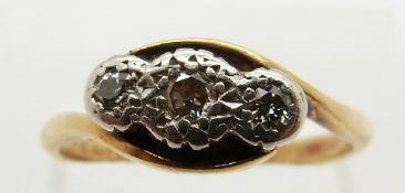 An 18ct gold ring set with three diamonds in a platinum setting, size K, 3.