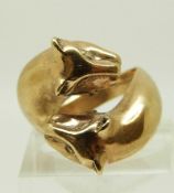 A 9ct gold ring in the form of two leopard heads, size N, 7.