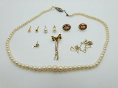 A strand of cultured pearls, 9ct gold bar brooch (1.