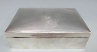 An Elkington & Co Ltd Edward VII hallmarked silver cigarette box, London 1904,