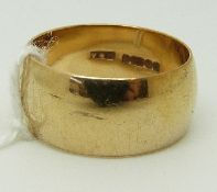 A 9ct gold ring/ wedding band, size R, 8.