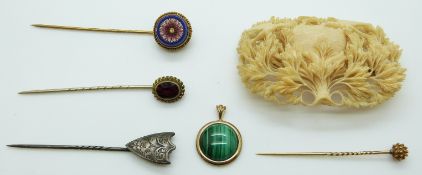 A 9ct gold pendant set with a malachite cabochon,