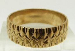 A 9ct gold ring/ wedding band with ridged decoration, size S, 4.