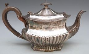 Edward VII hallmarked silver tea pot with fluted lower section, London 1902 maker Hukin & Heath,