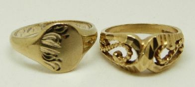 A 9ct gold ring ridged decoration, 2.