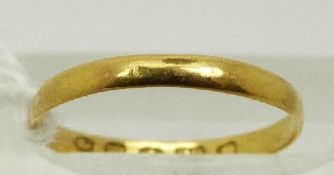 A Victorian 22ct gold ring/ wedding band, London 1872, size J, 0.