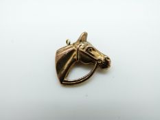 A 9ct gold horse pendant, 1.