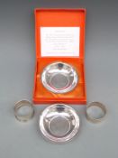 A cased pair of Silver Jubilee hallmarked silver dishes, diameter 9.