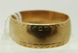 A 9ct gold ring/ wedding band with engraved borders to the edges, size Q, 5.