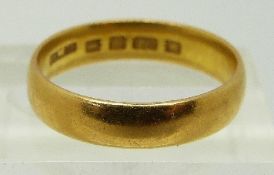 A 22ct gold ring/ wedding ring, London 1926, 4.